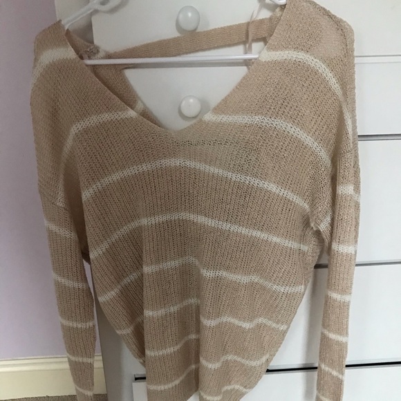 Cute cut out sweater - Picture 3 of 4